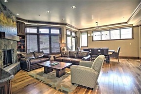 Luxury Ski in, Ski out 3 Bedroom Mountain Residence in the Heart of Li