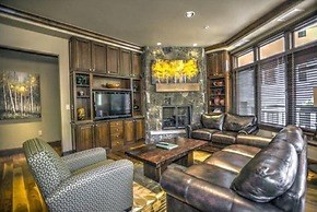 Luxury Ski in, Ski out 3 Bedroom Mountain Residence in the Heart of Li