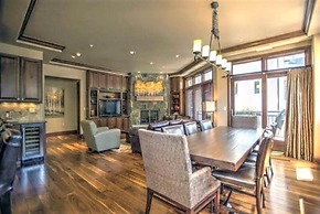 Luxury Ski in, Ski out 3 Bedroom Mountain Residence in the Heart of Li