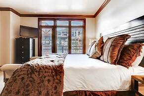 Luxury Ski in, Ski out 3 Bedroom Mountain Residence in the Heart of Li