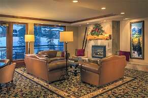 Luxury Ski in, Ski out 3 Bedroom Mountain Residence in the Heart of Li