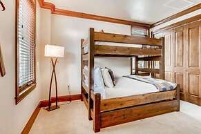 Luxury Ski in, Ski out 3 Bedroom Mountain Residence in the Heart of Li