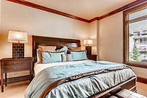 Luxury Ski in, Ski out 3 Bedroom Mountain Residence in the Heart of Li