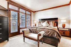 Luxury Ski in, Ski out 3 Bedroom Mountain Residence in the Heart of Li