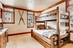 Luxury Ski in, Ski out 3 Bedroom Mountain Residence in the Heart of Li
