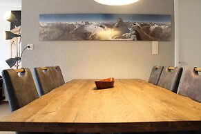 Spacious & Central - Rainbow B