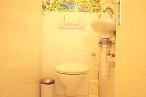 Spacious & Central - Rainbow B