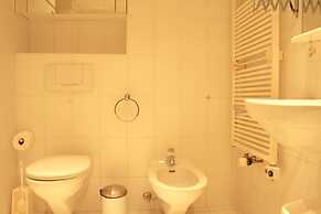 Spacious & Central - Rainbow B