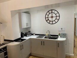 Stylish and Immaculate 2-bed Apartment in Leigh