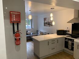 Stylish and Immaculate 2-bed Apartment in Leigh