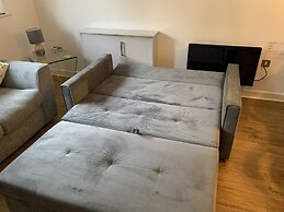 Stylish and Immaculate 2-bed Apartment in Leigh