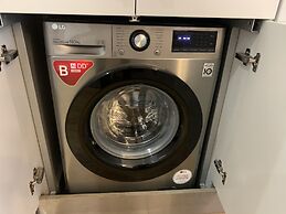 Stylish and Immaculate 2-bed Apartment in Leigh