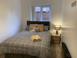 Stylish and Immaculate 2-bed Apartment in Leigh