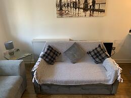 Stylish and Immaculate 2-bed Apartment in Leigh