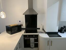 Stylish and Immaculate 2-bed Apartment in Leigh