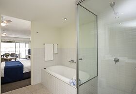 Magnetic Blue Waterfront Apartments