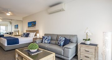 Magnetic Blue Waterfront Apartments