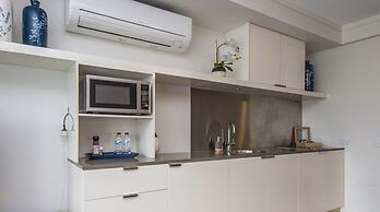 Magnetic Blue Waterfront Apartments