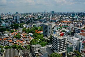 Minimalist and Cozy 2BR Apartment at The Boulevard