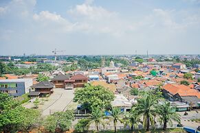 Cozy Studio Apartment at Tamansari Skylounge near Soetta Airport