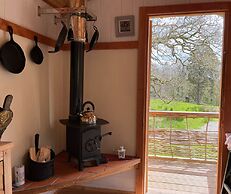 Cosy Woodland off Grid Shepherds Hut - Hazel