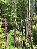 Cosy Woodland off Grid Shepherds Hut - Hazel