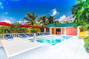 Panoramic Cottage at Love Beach - Pool