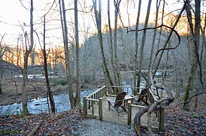 Nantahala Riverside 3 Bedroom Cabin by RedAwning