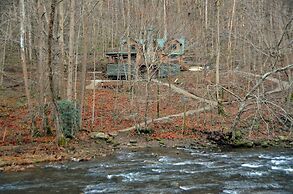 Nantahala Riverside 3 Bedroom Cabin by RedAwning