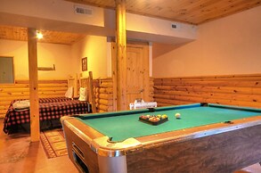 Nantahala Riverside 3 Bedroom Cabin by RedAwning