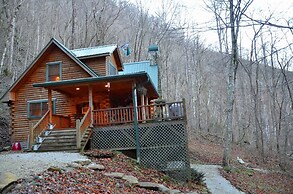 Nantahala Riverside 3 Bedroom Cabin by RedAwning