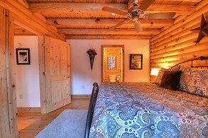 Nantahala Riverside 3 Bedroom Cabin by RedAwning