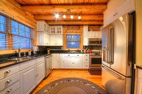 Nantahala Riverside 3 Bedroom Cabin by RedAwning