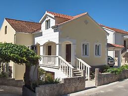 Antique Apartment With Balcony