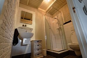 Room-room to Rent With own Entrance, liv