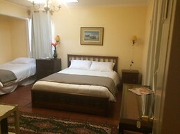 Stay at Confortable Scandinavia Hotel Bb