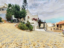 Very Spacious and Well Equipped Room Near the Sea