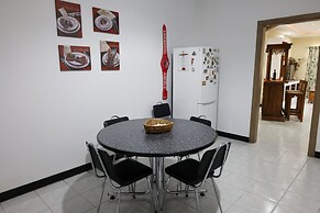 Room-very Bright Well Kept Apartment