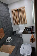 Room-very Bright Well Kept Apartment