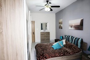 Room-very Bright Well Kept Apartment