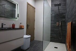 Room-very Bright Well Kept Apartment