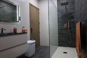 Room-very Bright Well Kept Apartment