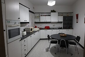 Room-very Bright Well Kept Apartment