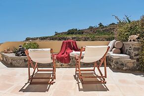 Real Santorini Cave House far From the Crowds