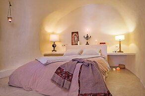 Real Santorini Cave House far From the Crowds