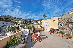 Real Santorini Cave House far From the Crowds