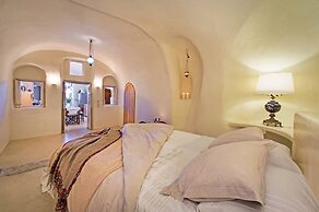 Real Santorini Cave House far From the Crowds