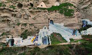 Real Santorini Cave House far From the Crowds