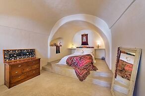Real Santorini Cave House far From the Crowds