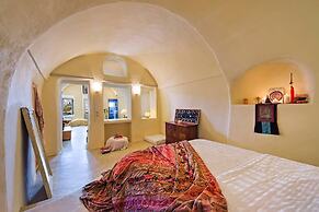 Real Santorini Cave House far From the Crowds